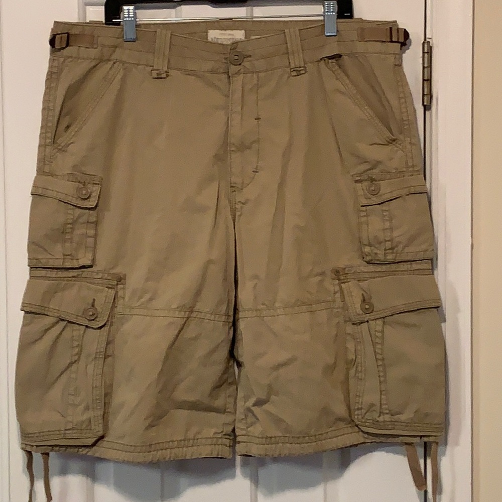 Aeropostale Khaki 6 Pocket Cargo Shorts. Sz 36. With Adjustable Waist Tabs..